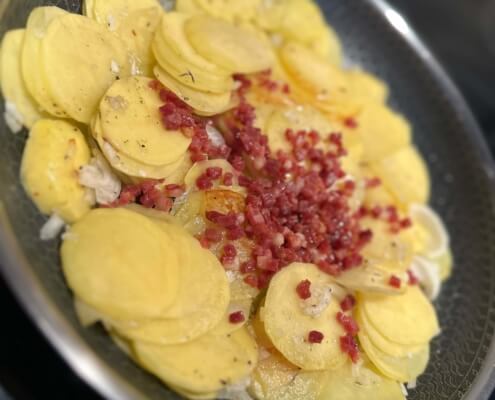 Steak mit Paprikagemüse und Speckbratkartoffeln