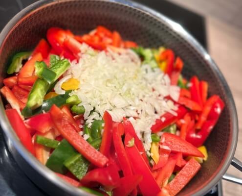 Steak mit Paprikagemüse und Speckbratkartoffeln