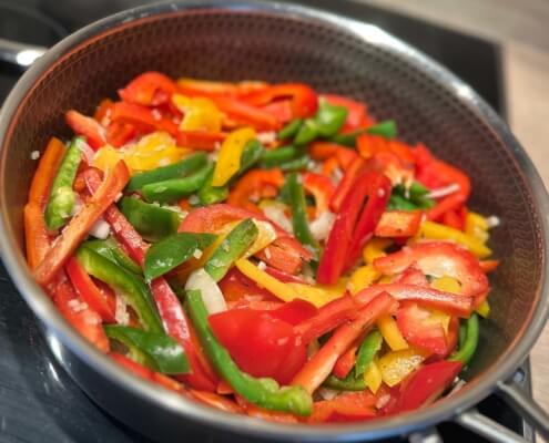 Steak mit Paprikagemüse und Speckbratkartoffeln