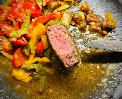 Steak mit Paprikagemüse und Speckbratkartoffeln