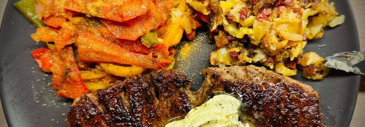 Steak mit Paprikagemüse und Speckbratkartoffeln