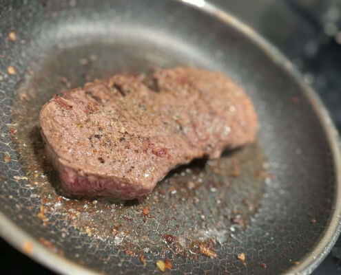 Steak mit Paprikagemüse und Speckbratkartoffeln